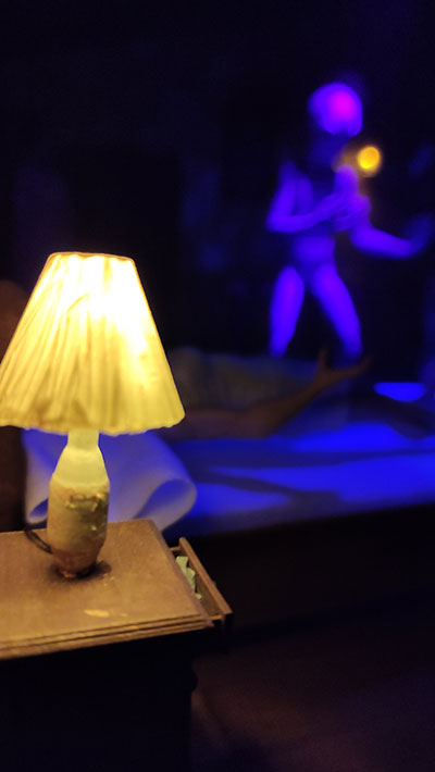 Maqueta artesanal de casa victoriana siniestra hecha en madera, yeso y resina. Diorama con iluminación LED independiente en cada estancia, representando hechos paranormales y una galería de alcantarillado con detalles de humedad, 27dioramas.