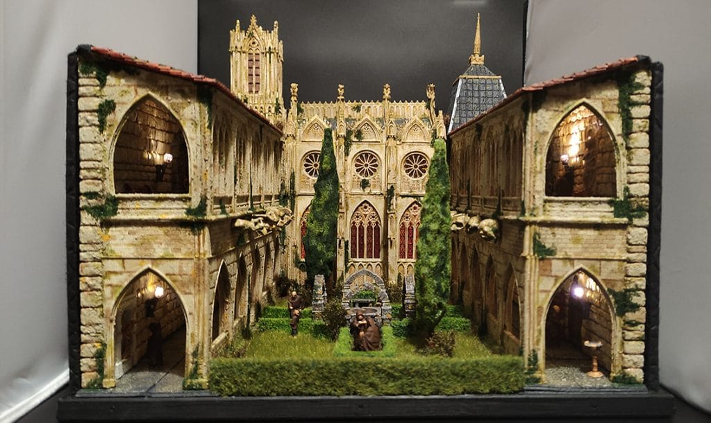Maqueta detallada de una abadía medieval de 27 Dioramas, mostrando arquitectura gótica en miniatura y texturas realistas