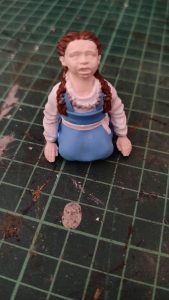 Diorama artesanal de "La Aparición de Saucedilla": escena de misterio y terror rural en miniatura con figuras detalladas, arquitectura antigua y atmósfera de leyenda