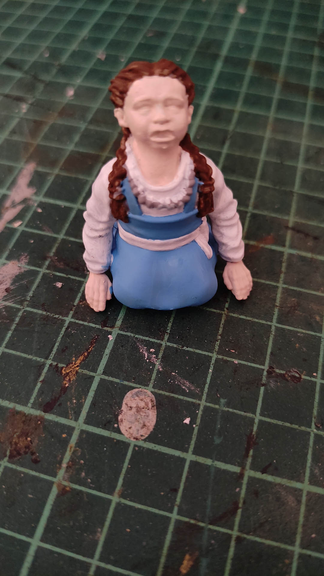 Diorama artesanal de "La Aparición de Saucedilla": escena de misterio y terror rural en miniatura con figuras detalladas, arquitectura antigua y atmósfera de leyenda