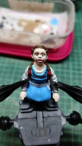 Diorama artesanal de "La Aparición de Saucedilla": escena de misterio y terror rural en miniatura con figuras detalladas, arquitectura antigua y atmósfera de leyenda