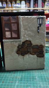 Diorama artesanal de "La Aparición de Saucedilla": escena de misterio y terror rural en miniatura con figuras detalladas, arquitectura antigua y atmósfera de leyenda