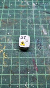 Diorama artesanal de "La Aparición de Saucedilla": escena de misterio y terror rural en miniatura con figuras detalladas, arquitectura antigua y atmósfera de leyenda