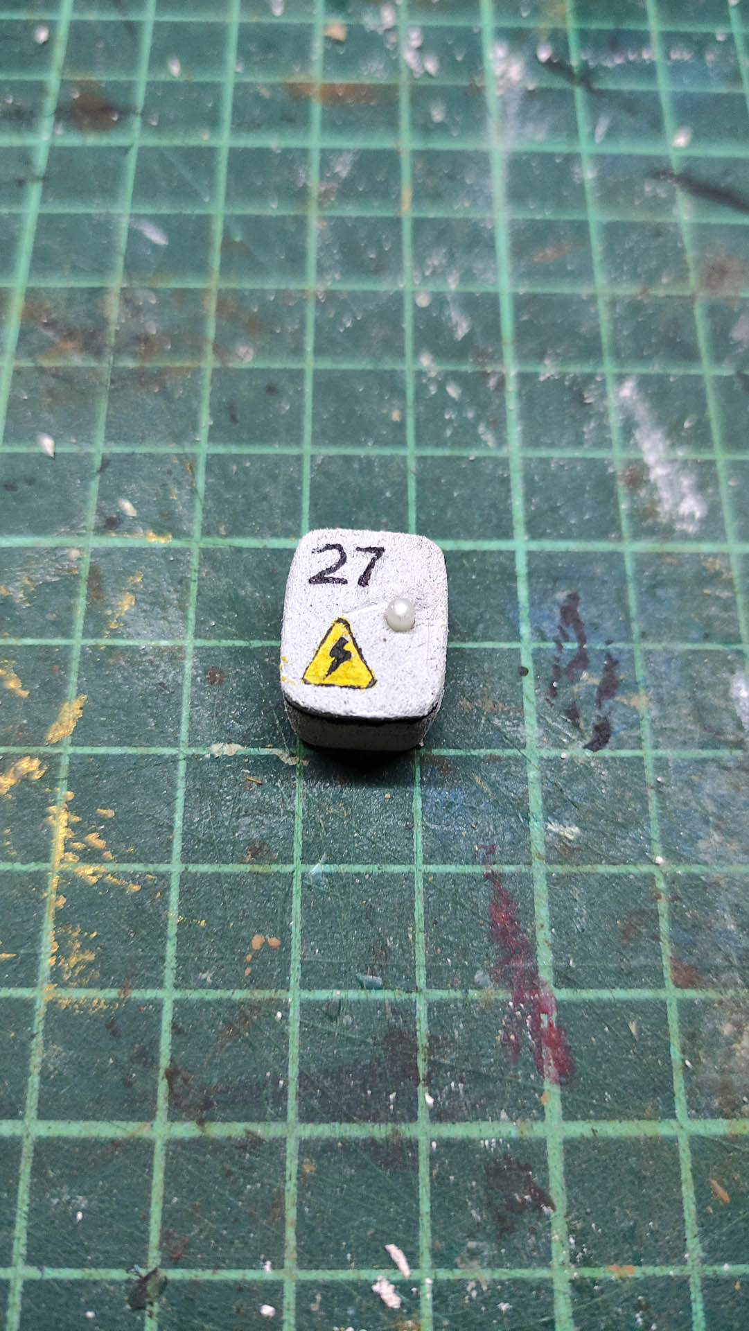 Diorama artesanal de "La Aparición de Saucedilla": escena de misterio y terror rural en miniatura con figuras detalladas, arquitectura antigua y atmósfera de leyenda