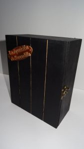 Diorama artesanal de "La Aparición de Saucedilla": escena de misterio y terror rural en miniatura con figuras detalladas, arquitectura antigua y atmósfera de leyenda