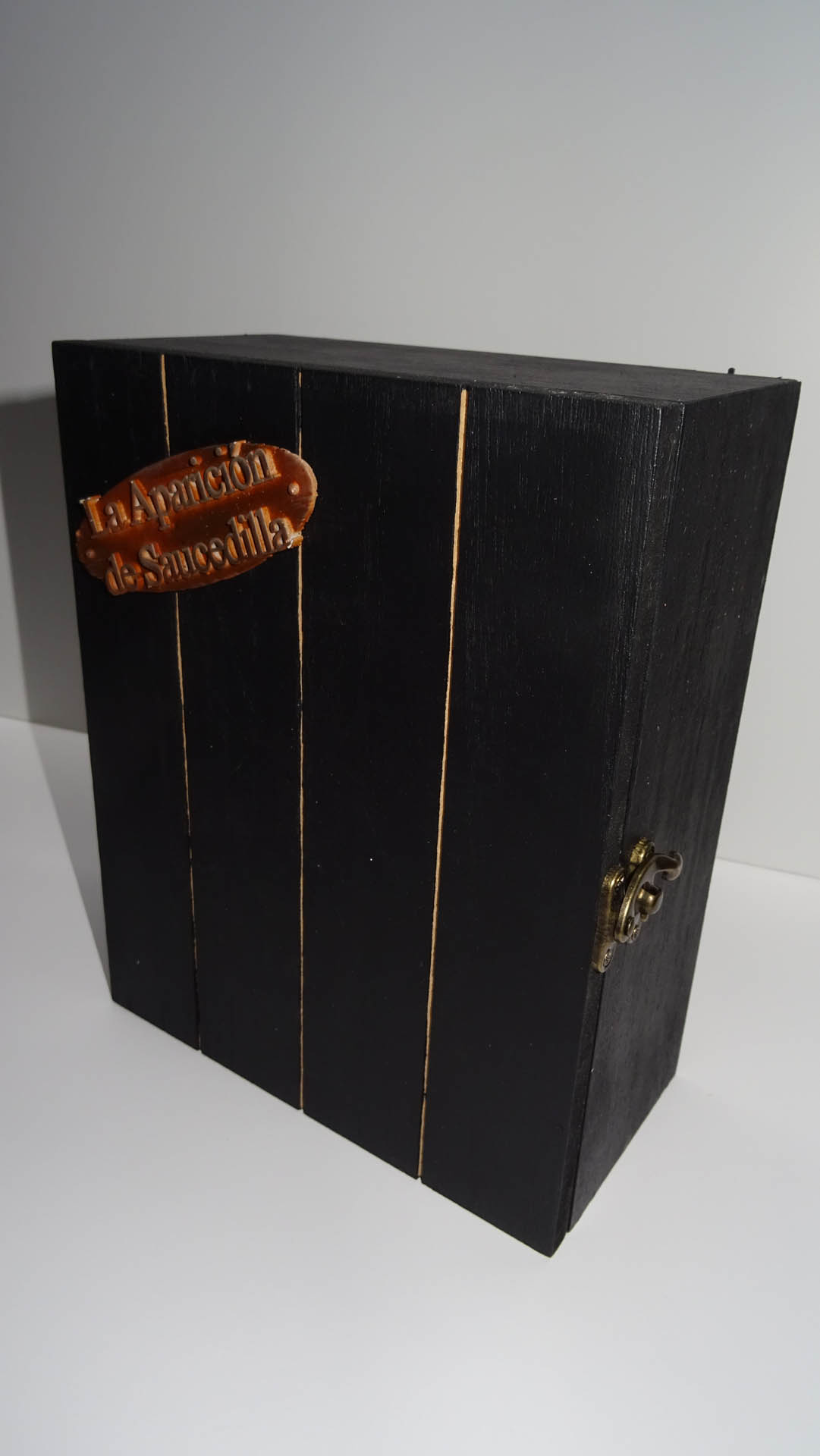 Diorama artesanal de "La Aparición de Saucedilla": escena de misterio y terror rural en miniatura con figuras detalladas, arquitectura antigua y atmósfera de leyenda