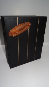 Diorama artesanal de "La Aparición de Saucedilla": escena de misterio y terror rural en miniatura con figuras detalladas, arquitectura antigua y atmósfera de leyenda