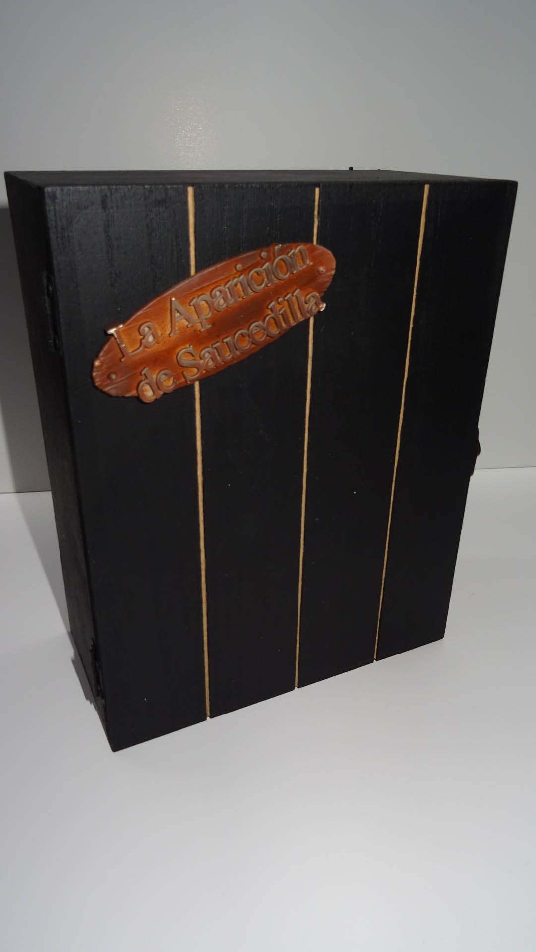 Diorama artesanal de "La Aparición de Saucedilla": escena de misterio y terror rural en miniatura con figuras detalladas, arquitectura antigua y atmósfera de leyenda