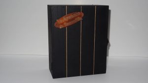 Diorama artesanal de "La Aparición de Saucedilla": escena de misterio y terror rural en miniatura con figuras detalladas, arquitectura antigua y atmósfera de leyenda