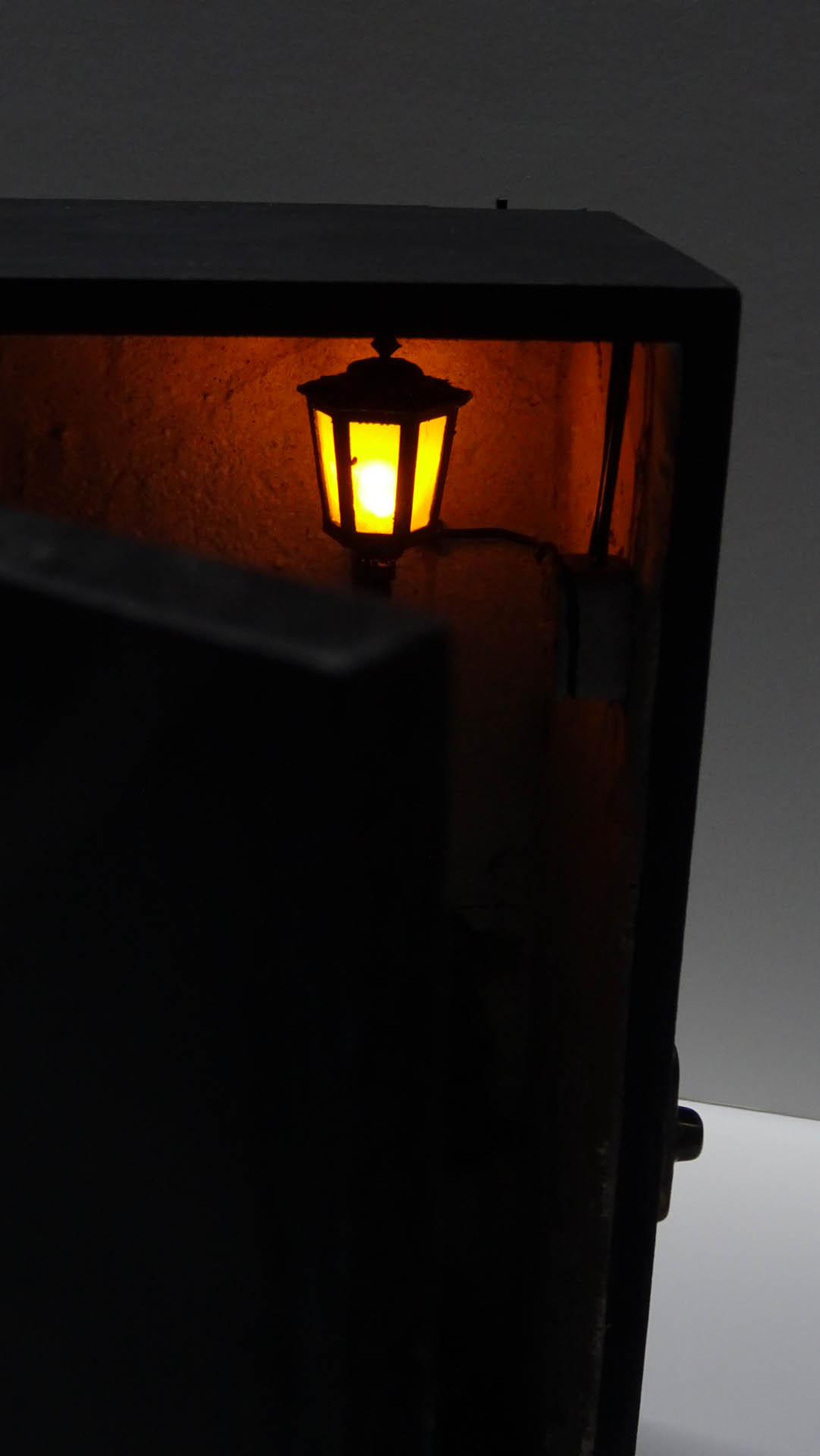 Diorama artesanal de "La Aparición de Saucedilla": escena de misterio y terror rural en miniatura con figuras detalladas, arquitectura antigua y atmósfera de leyenda