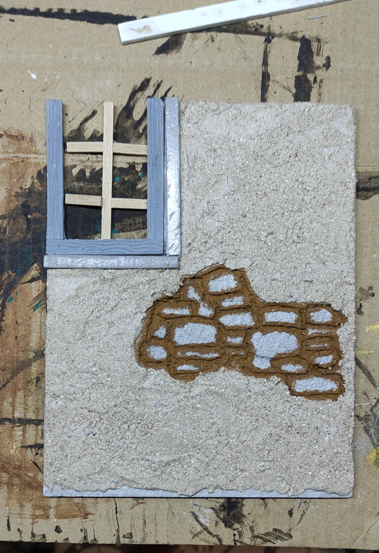 Diorama artesanal de "La Aparición de Saucedilla": escena de misterio y terror rural en miniatura con figuras detalladas, arquitectura antigua y atmósfera de leyenda