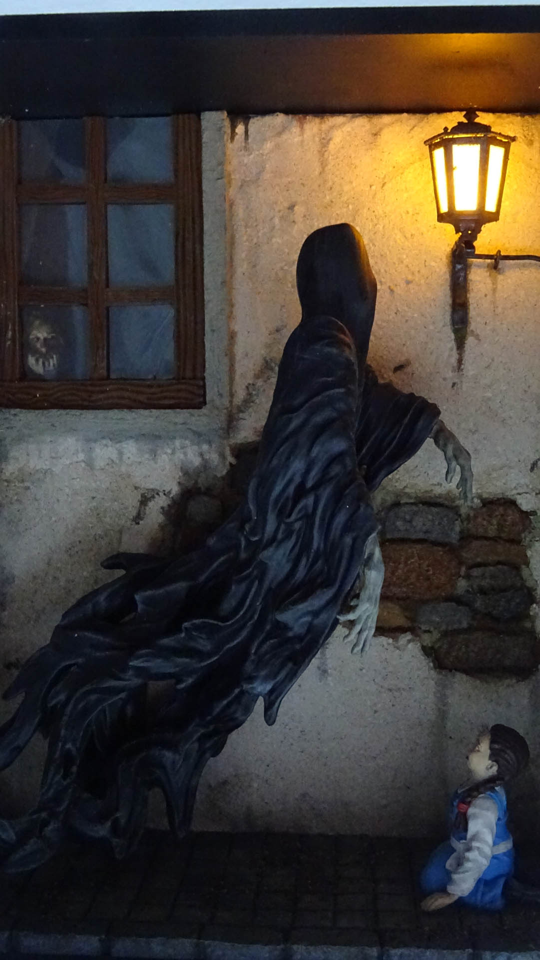 Diorama artesanal de "La Aparición de Saucedilla": escena de misterio y terror rural en miniatura con figuras detalladas, arquitectura antigua y atmósfera de leyenda