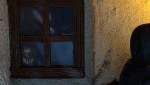 Diorama artesanal de "La Aparición de Saucedilla": escena de misterio y terror rural en miniatura con figuras detalladas, arquitectura antigua y atmósfera de leyenda