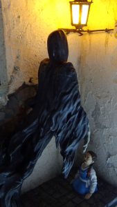 Diorama artesanal de "La Aparición de Saucedilla": escena de misterio y terror rural en miniatura con figuras detalladas, arquitectura antigua y atmósfera de leyenda