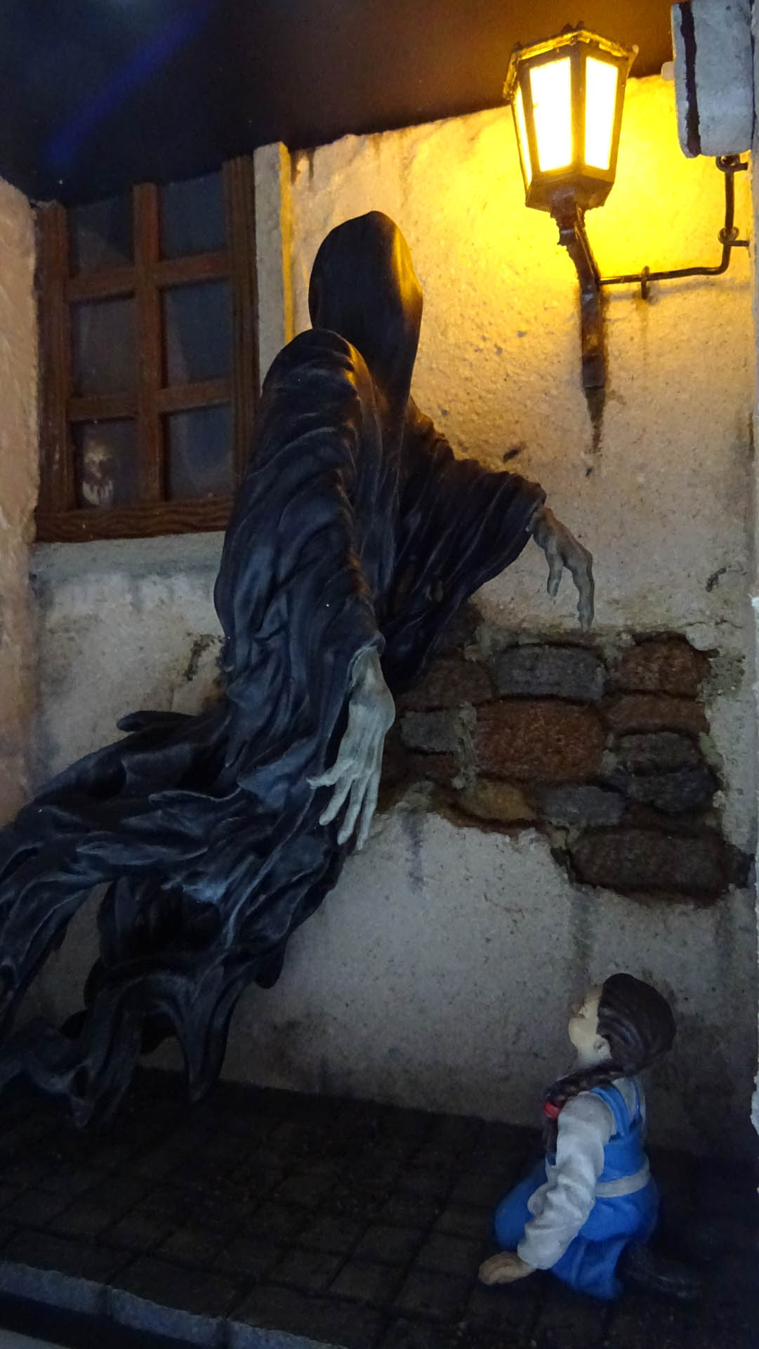 Diorama artesanal de "La Aparición de Saucedilla": escena de misterio y terror rural en miniatura con figuras detalladas, arquitectura antigua y atmósfera de leyenda