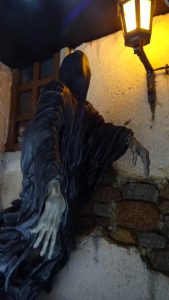 Diorama artesanal de "La Aparición de Saucedilla": escena de misterio y terror rural en miniatura con figuras detalladas, arquitectura antigua y atmósfera de leyenda