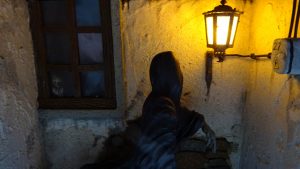 Diorama artesanal de "La Aparición de Saucedilla": escena de misterio y terror rural en miniatura con figuras detalladas, arquitectura antigua y atmósfera de leyenda