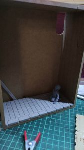 Diorama artesanal de "La Aparición de Saucedilla": escena de misterio y terror rural en miniatura con figuras detalladas, arquitectura antigua y atmósfera de leyenda