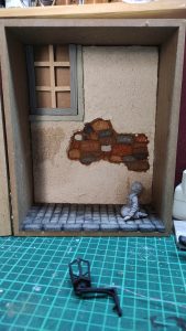 Diorama artesanal de "La Aparición de Saucedilla": escena de misterio y terror rural en miniatura con figuras detalladas, arquitectura antigua y atmósfera de leyenda