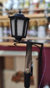 Diorama artesanal de "La Aparición de Saucedilla": escena de misterio y terror rural en miniatura con figuras detalladas, arquitectura antigua y atmósfera de leyenda