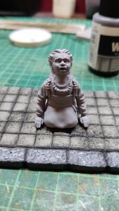 Diorama artesanal de "La Aparición de Saucedilla": escena de misterio y terror rural en miniatura con figuras detalladas, arquitectura antigua y atmósfera de leyenda