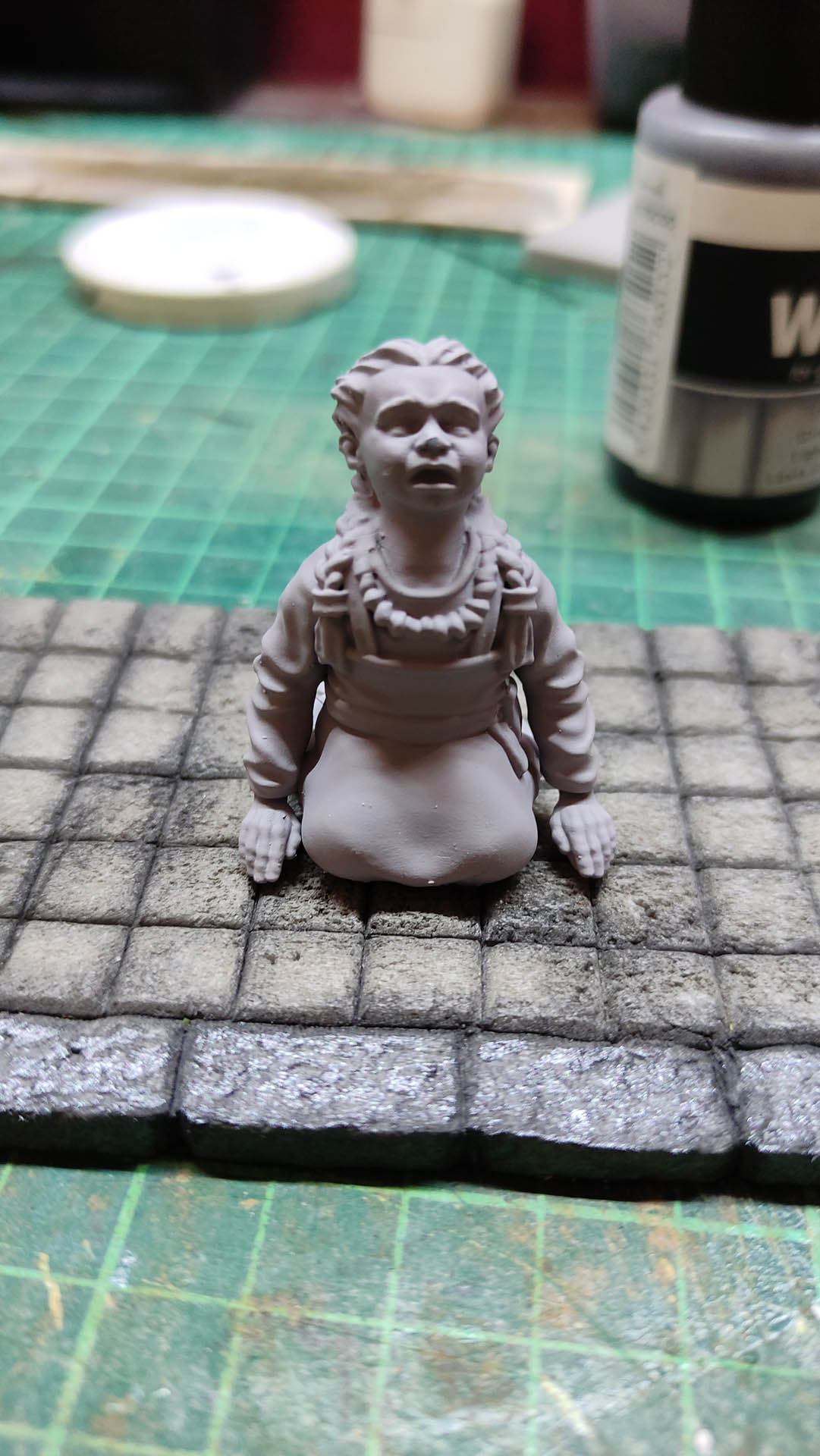 Diorama artesanal de "La Aparición de Saucedilla": escena de misterio y terror rural en miniatura con figuras detalladas, arquitectura antigua y atmósfera de leyenda