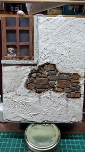 Diorama artesanal de "La Aparición de Saucedilla": escena de misterio y terror rural en miniatura con figuras detalladas, arquitectura antigua y atmósfera de leyenda