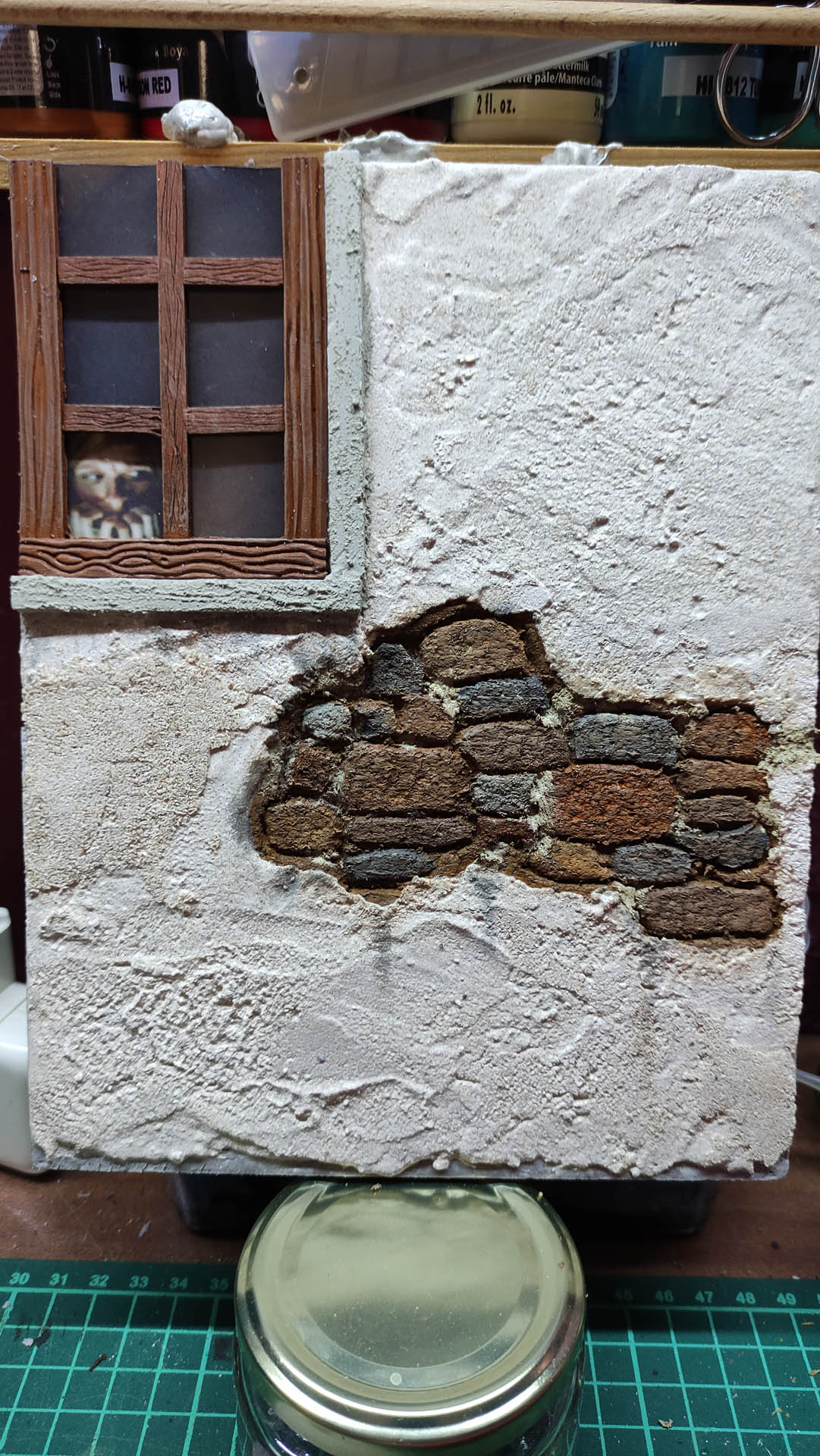 Diorama artesanal de "La Aparición de Saucedilla": escena de misterio y terror rural en miniatura con figuras detalladas, arquitectura antigua y atmósfera de leyenda