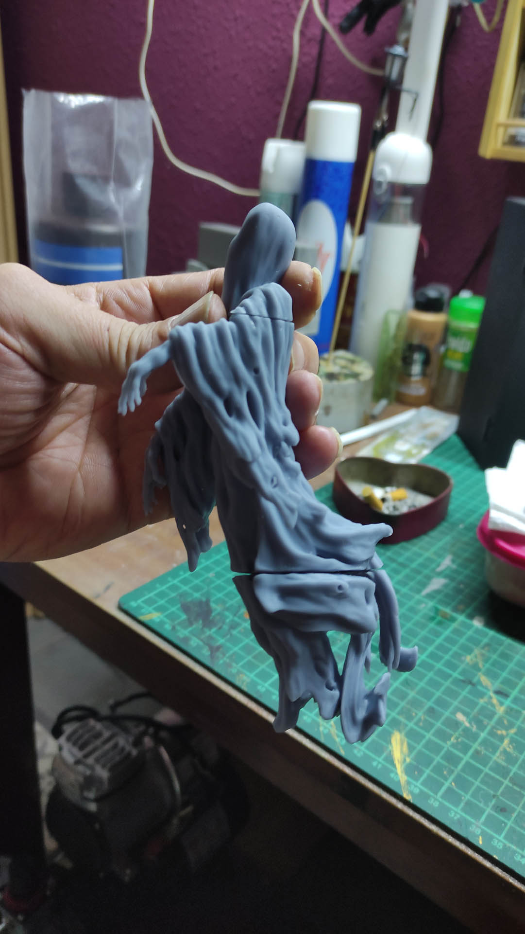 Diorama artesanal de "La Aparición de Saucedilla": escena de misterio y terror rural en miniatura con figuras detalladas, arquitectura antigua y atmósfera de leyenda