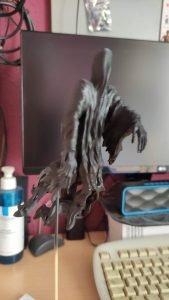 Diorama artesanal de "La Aparición de Saucedilla": escena de misterio y terror rural en miniatura con figuras detalladas, arquitectura antigua y atmósfera de leyenda