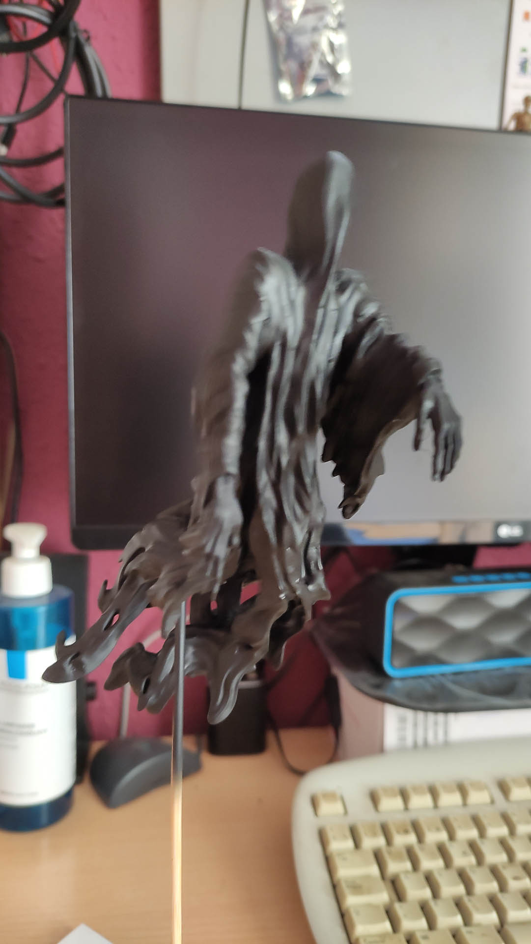 Diorama artesanal de "La Aparición de Saucedilla": escena de misterio y terror rural en miniatura con figuras detalladas, arquitectura antigua y atmósfera de leyenda