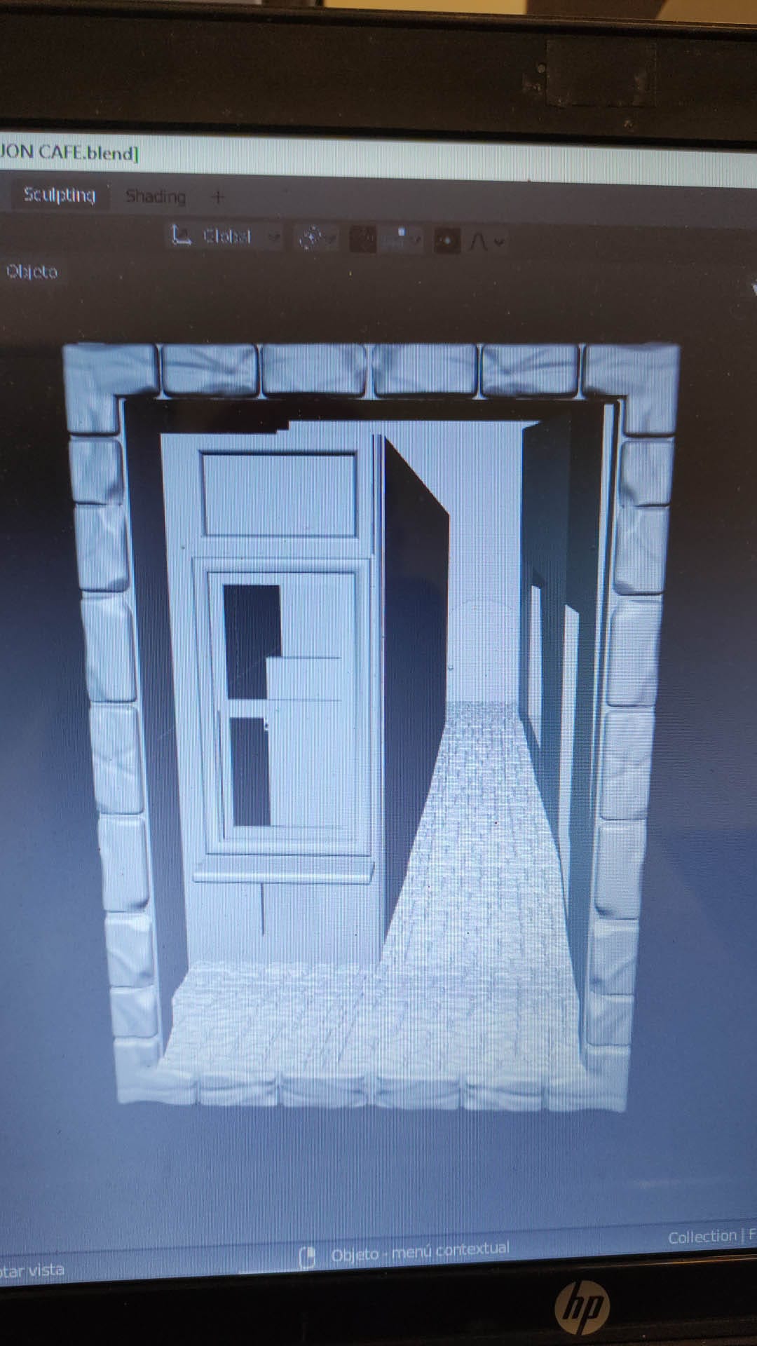 Diorama de una calle de París con fachadas de ladrillo, iluminación LED cálida y perspectiva forzada.