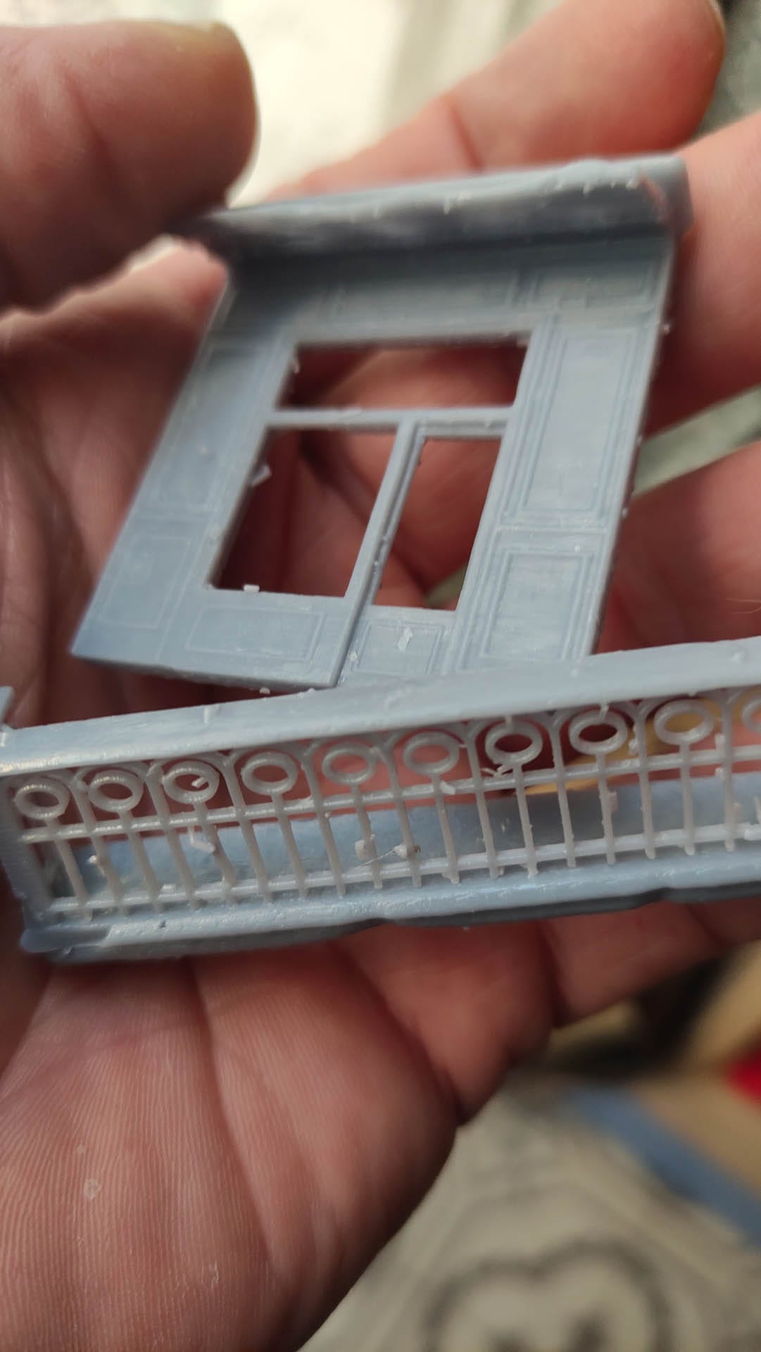 Diorama de una calle de París con fachadas de ladrillo, iluminación LED cálida y perspectiva forzada.