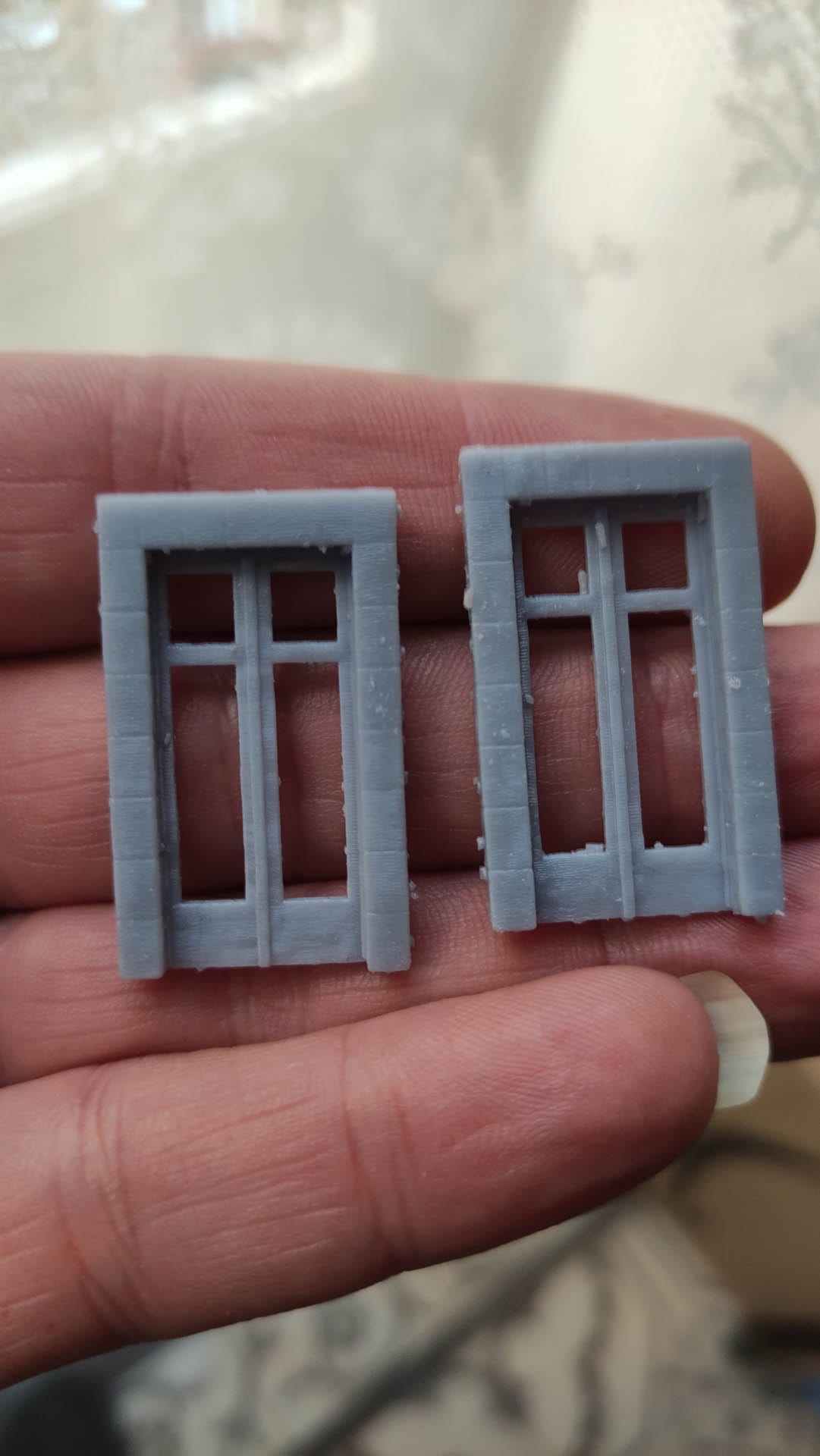 Diorama de una calle de París con fachadas de ladrillo, iluminación LED cálida y perspectiva forzada.