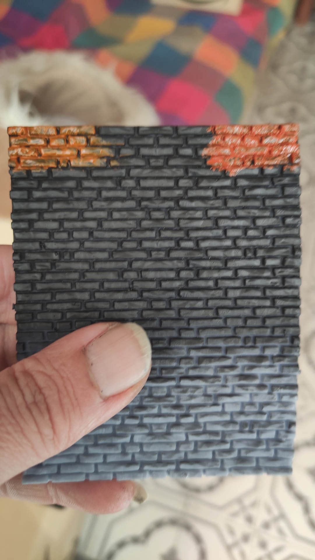 Diorama de una calle de París con fachadas de ladrillo, iluminación LED cálida y perspectiva forzada.