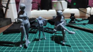 Diorama de una calle de París con fachadas de ladrillo, iluminación LED cálida y perspectiva forzada.