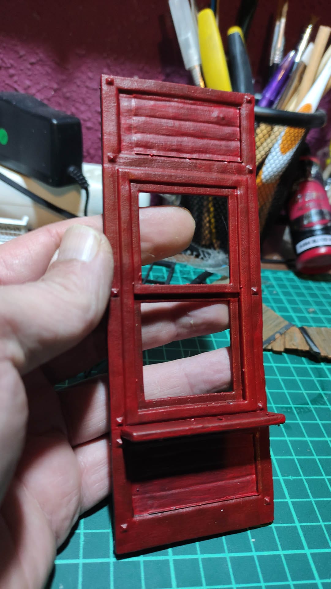 Diorama de una calle de París con fachadas de ladrillo, iluminación LED cálida y perspectiva forzada.