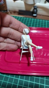 Diorama de una calle de París con fachadas de ladrillo, iluminación LED cálida y perspectiva forzada.