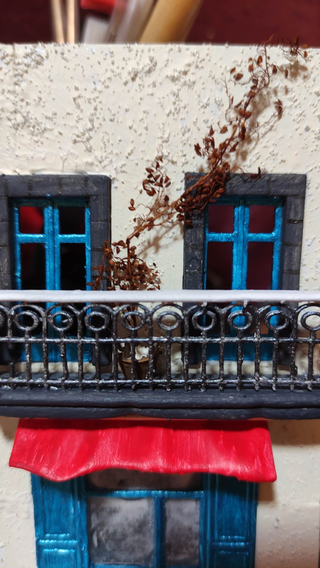 Diorama de una calle de París con fachadas de ladrillo, iluminación LED cálida y perspectiva forzada.