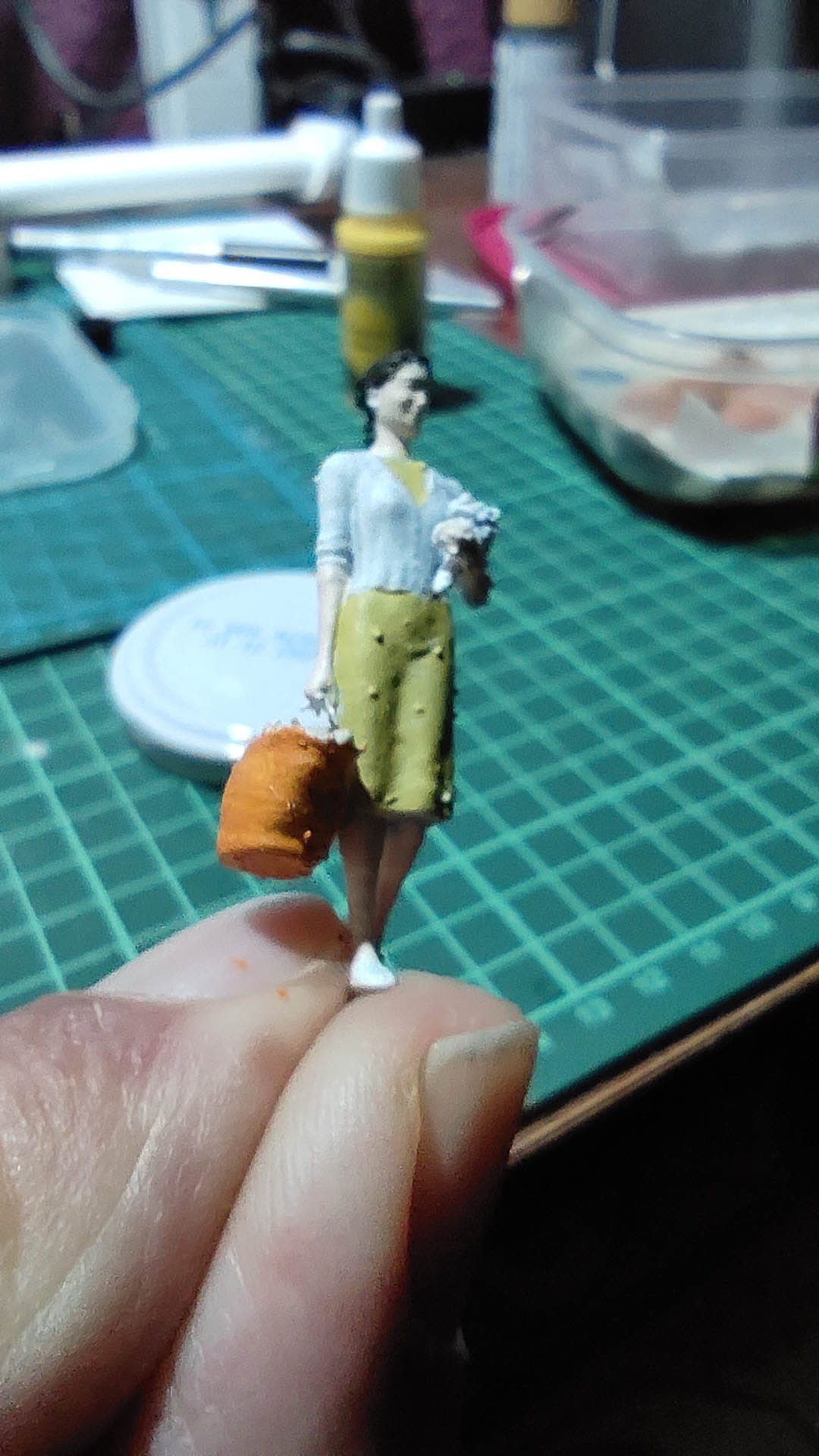 Diorama de una calle de París con fachadas de ladrillo, iluminación LED cálida y perspectiva forzada.