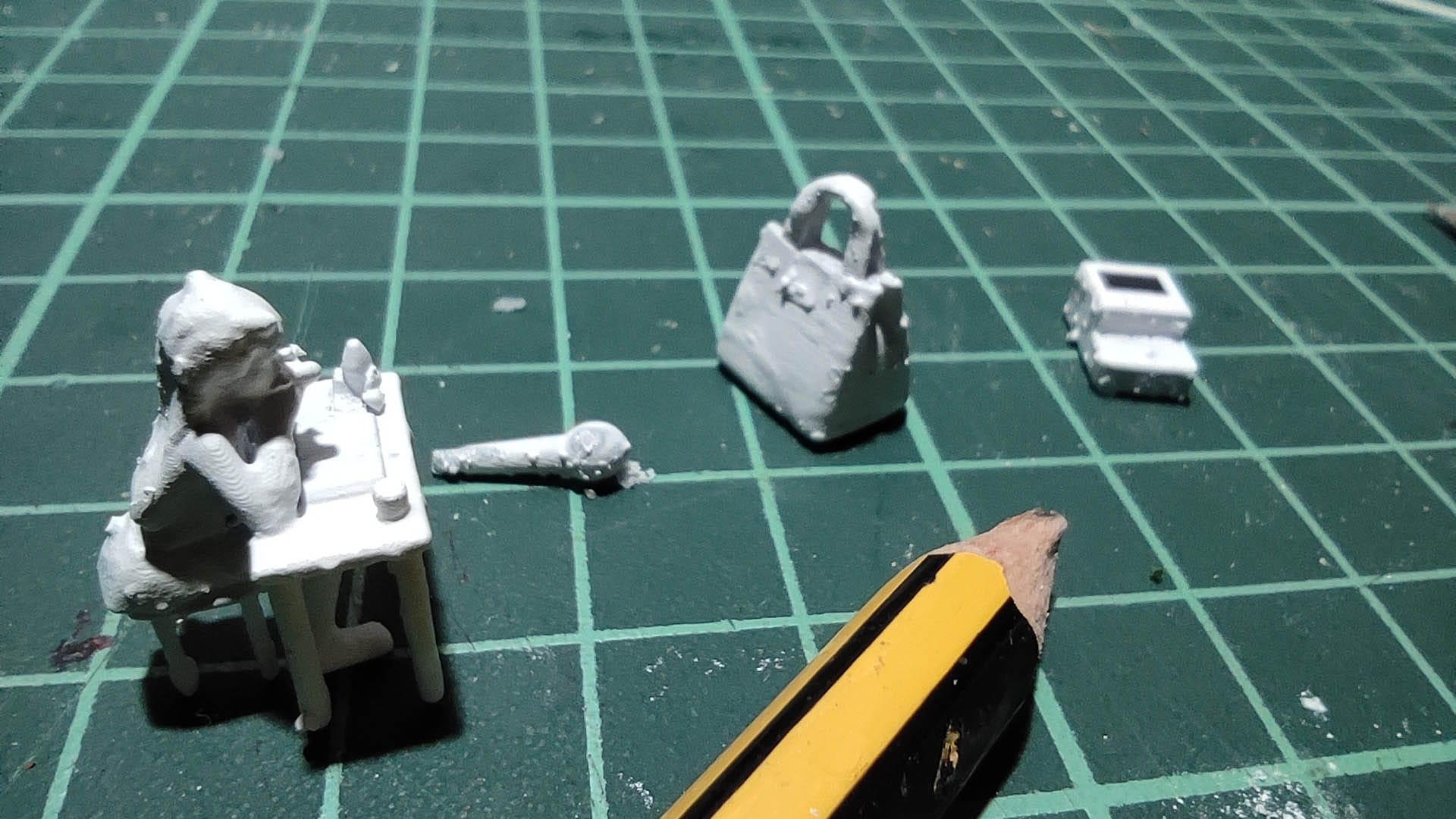 Diorama de una calle de París con fachadas de ladrillo, iluminación LED cálida y perspectiva forzada.