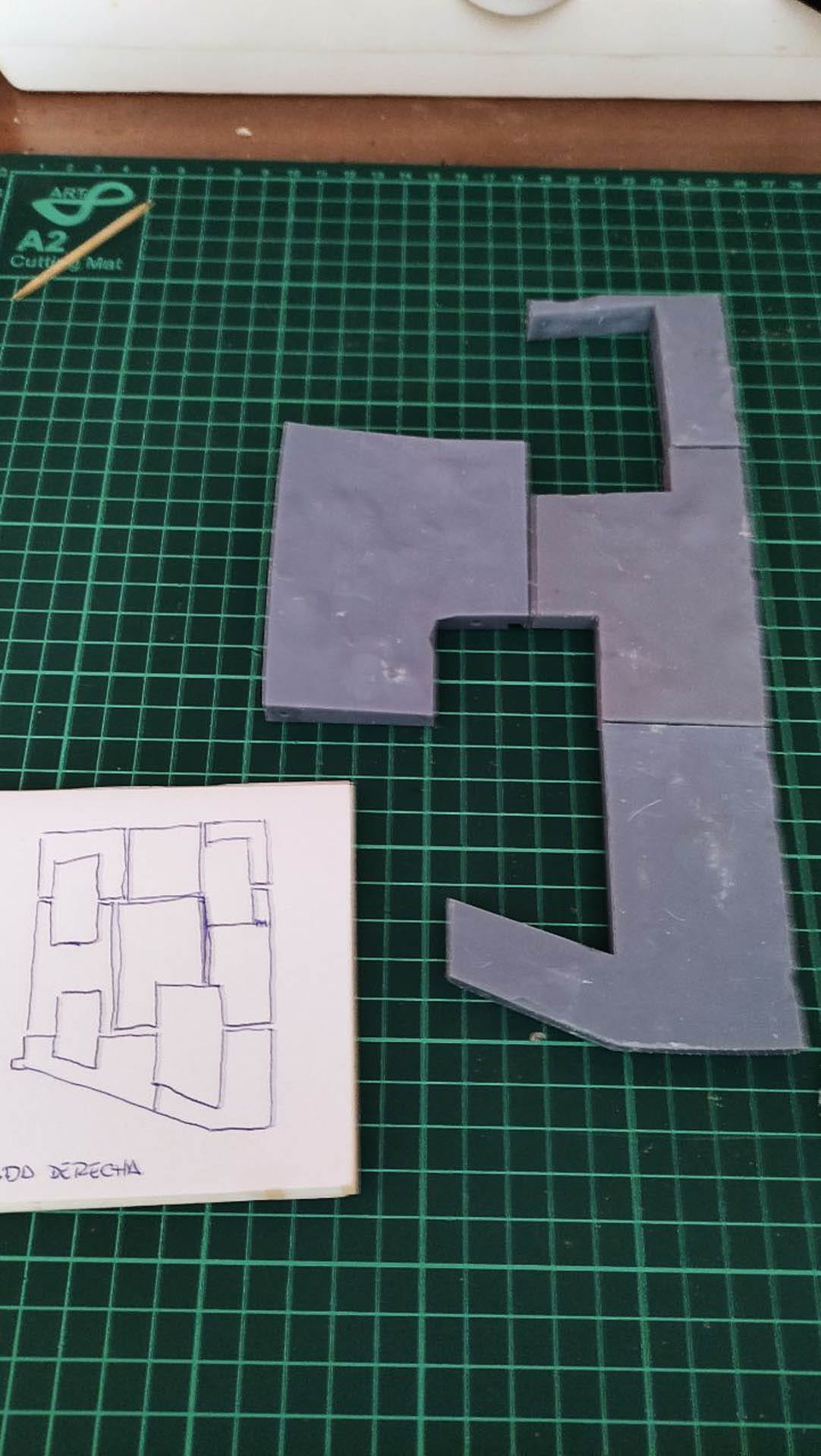 Diorama de una calle de París con fachadas de ladrillo, iluminación LED cálida y perspectiva forzada.