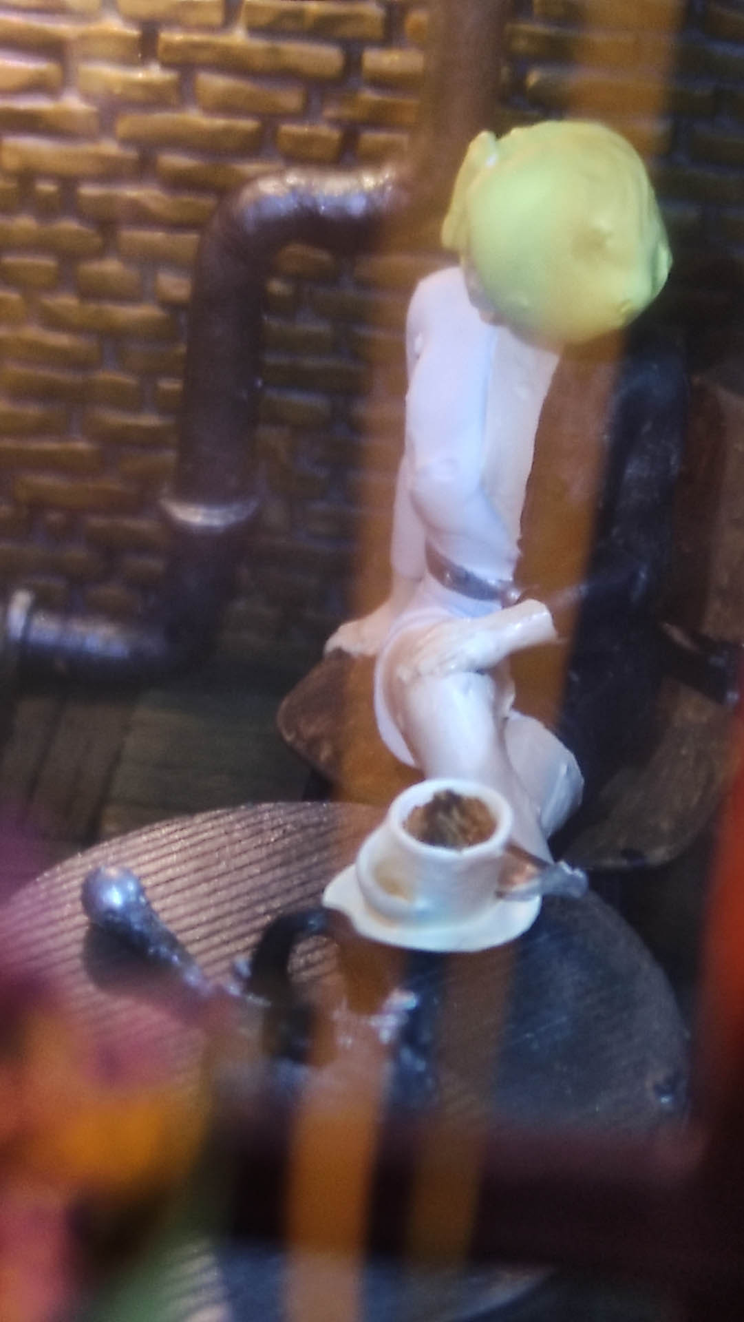 Diorama de una calle de París con fachadas de ladrillo, iluminación LED cálida y perspectiva forzada.