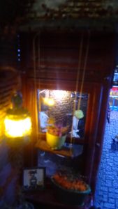 Diorama de una calle de París con fachadas de ladrillo, iluminación LED cálida y perspectiva forzada.