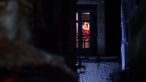 Diorama de una calle de París con fachadas de ladrillo, iluminación LED cálida y perspectiva forzada.