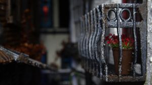 Diorama de una calle de París con fachadas de ladrillo, iluminación LED cálida y perspectiva forzada.