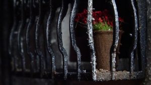 Diorama de una calle de París con fachadas de ladrillo, iluminación LED cálida y perspectiva forzada.