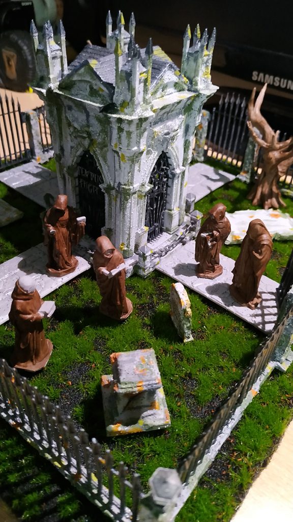 Diorama de cementerio gótico con figuras de monjes y valla, miniatura artesanal de terror 27dioramas.