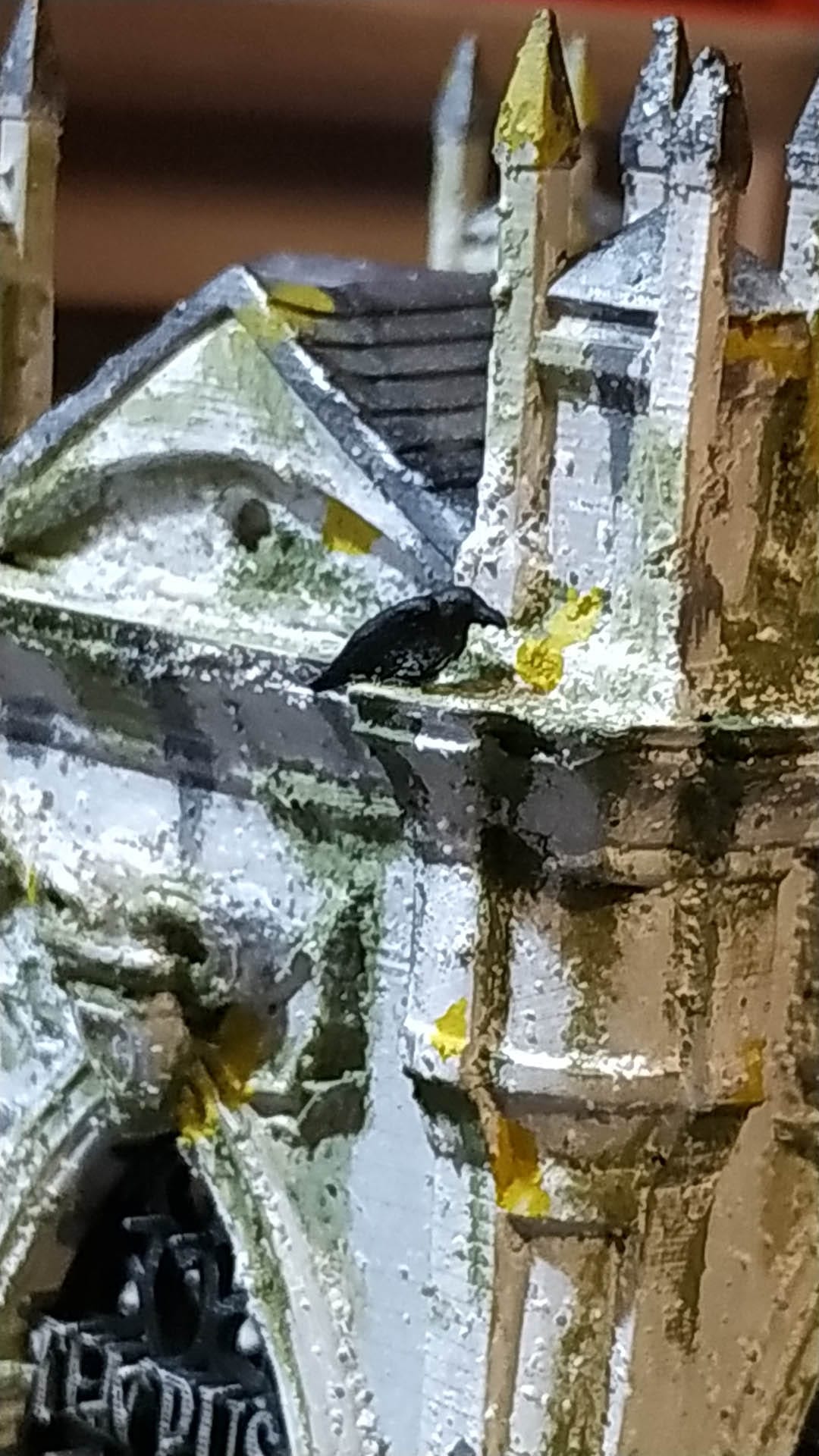 Diorama de un cementerio gótico artesanal con mausoleo central, monjes encapuchados y detalles de vegetación realista.