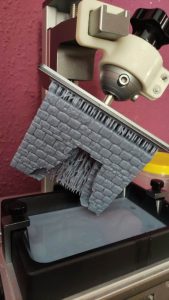 Error de impresión 3D en resina: fallo de adherencia en los soportes durante la fabricación de una pieza artesanal